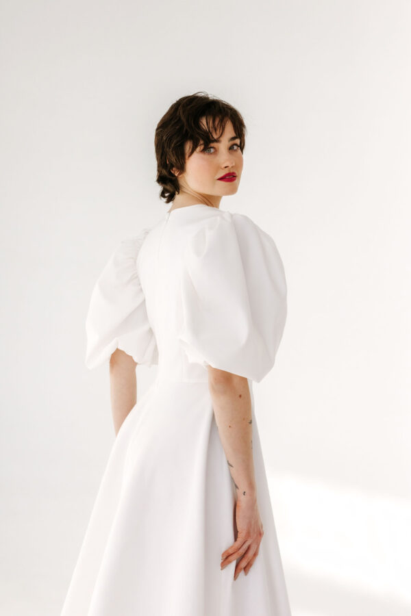 Sukienka Olivia w kolorze śmietankowym– klasyczna i elegancka sukienka midi na wyjątkowe okazje.