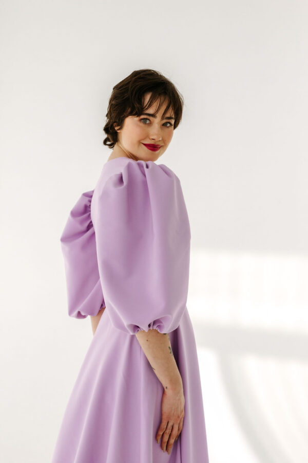 Sukienka Olivia w kolorze wrzosowym – klasyczna i elegancka sukienka midi na wyjątkowe okazje.