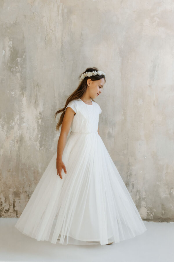 Sukienka komunijna z koronką i tiulem- elegancka, klasyczna, z perłowym pasem Klasyczna Elegancja